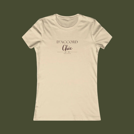 Beige t-shirt with a text 'D'acord Chic' and