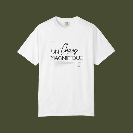 White t-shirt with a graphic of a cat and text 'un chaos magnifique