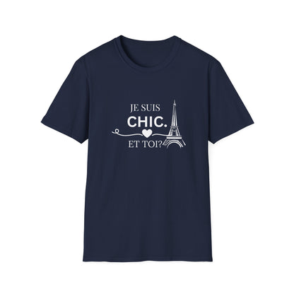 Navy blue graphic T-shirt featuring “Je Suis Chic. Et Toi?” in white with an Eiffel Tower and heart design.