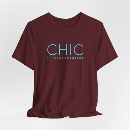 Maroon graphic T-shirt with pink 'CHIC ELEGANZA CAOTICA' typography on a neutral gray studio background.