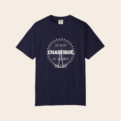 Navy blue t-shirt with colorful 'Je Suis Chaotique Et Alors?' text design on a white background