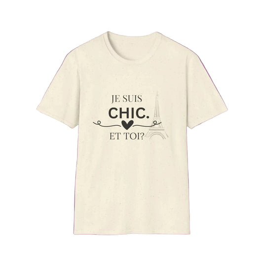 Beige or natural graphic T-shirt featuring the text “Je Suis Chic. Et Toi?” with a heart and Eiffel Tower design, displayed against a white background.