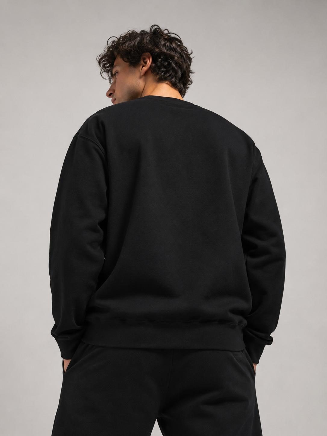 CHTQ Men’s Black Graphic Sweatshirt – L’Art du Contraste