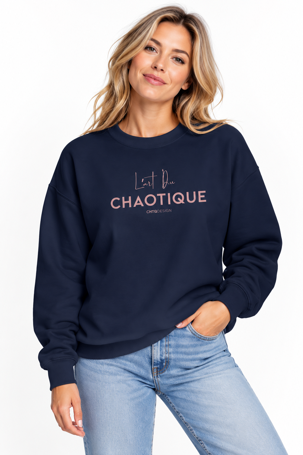A woman wearing the L’ART DU CHAOTIQUE navy crewneck sweatshirt with minimalist front typography, paired with light blue jeans against a clean white studio background.