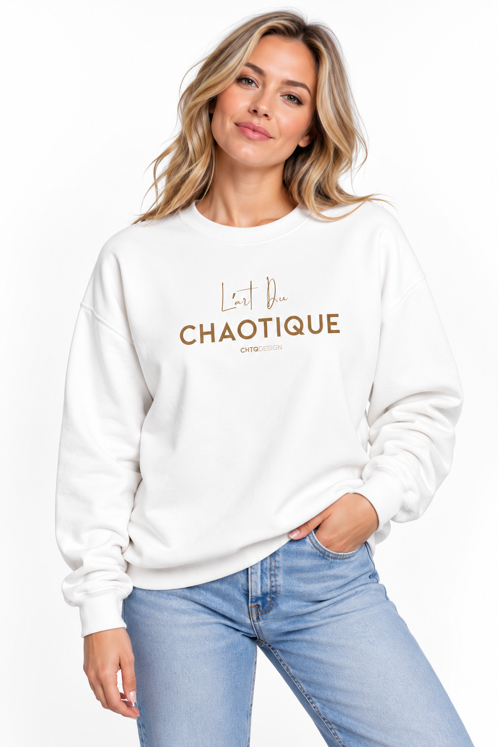 A woman wearing the white L’ART DU CHAOTIQUE crewneck sweatshirt with minimalist front typography, paired with light blue jeans against a clean white studio background.