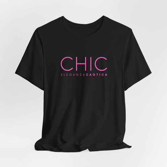 Black graphic T-shirt with pink 'CHIC ELEGANZA CAOTICA' typography on a neutral gray studio background.