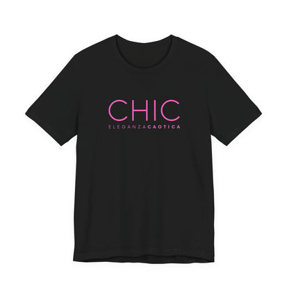 Black graphic T-shirt with pink 'CHIC ELEGANZA CAOTICA' typography on a neutral gray studio background.