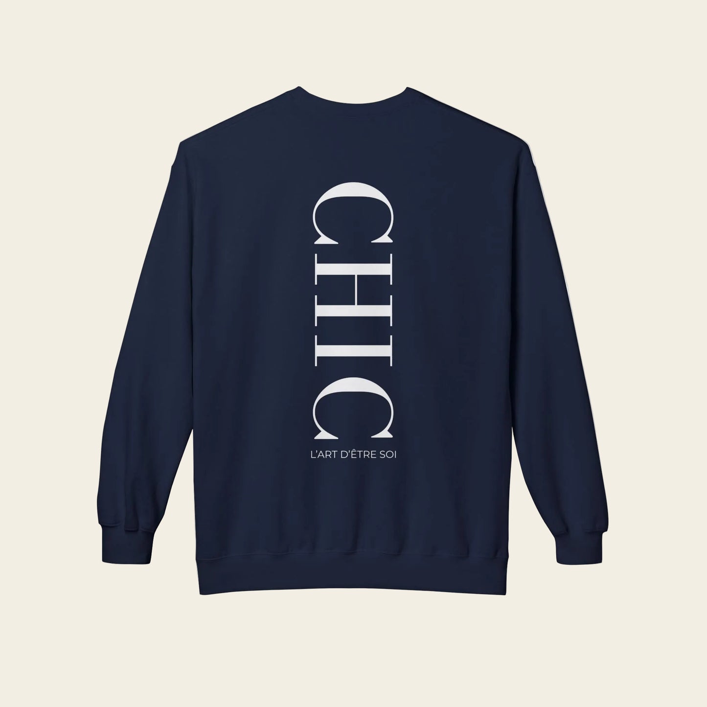 Navy blue sweatshirt on a white text 'chic l'art d'etre soi'