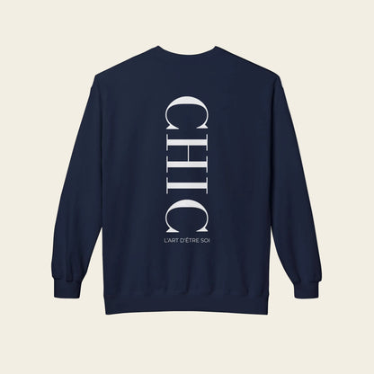 Navy blue sweatshirt on a white text 'chic l'art d'etre soi'