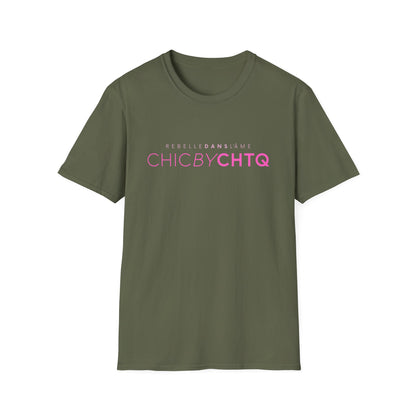 A military green short-sleeve crewneck T-shirt featuring pink “CHIC BY CHTQ” text with “REBELLE DANS L’ÂME” above, displayed against a clean white background.