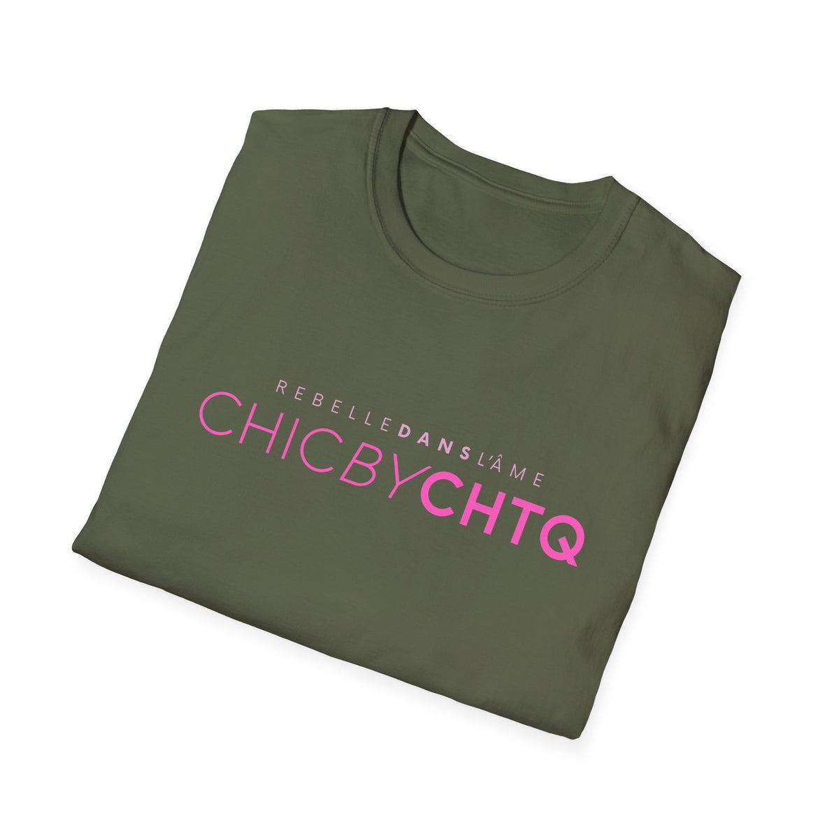 A military green short-sleeve crewneck T-shirt featuring pink “CHIC BY CHTQ” text with “REBELLE DANS L’ÂME” above, displayed against a clean white background.