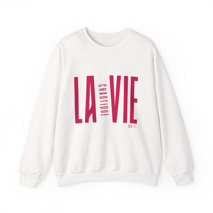 White LA VIE CHAOTIQUE crewneck sweatshirt with bold magenta front typography